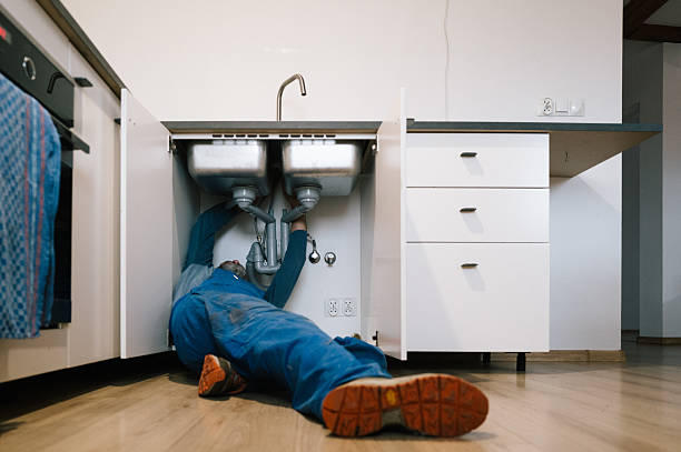 Professional Emergency Plumber technician working in Milton, TN